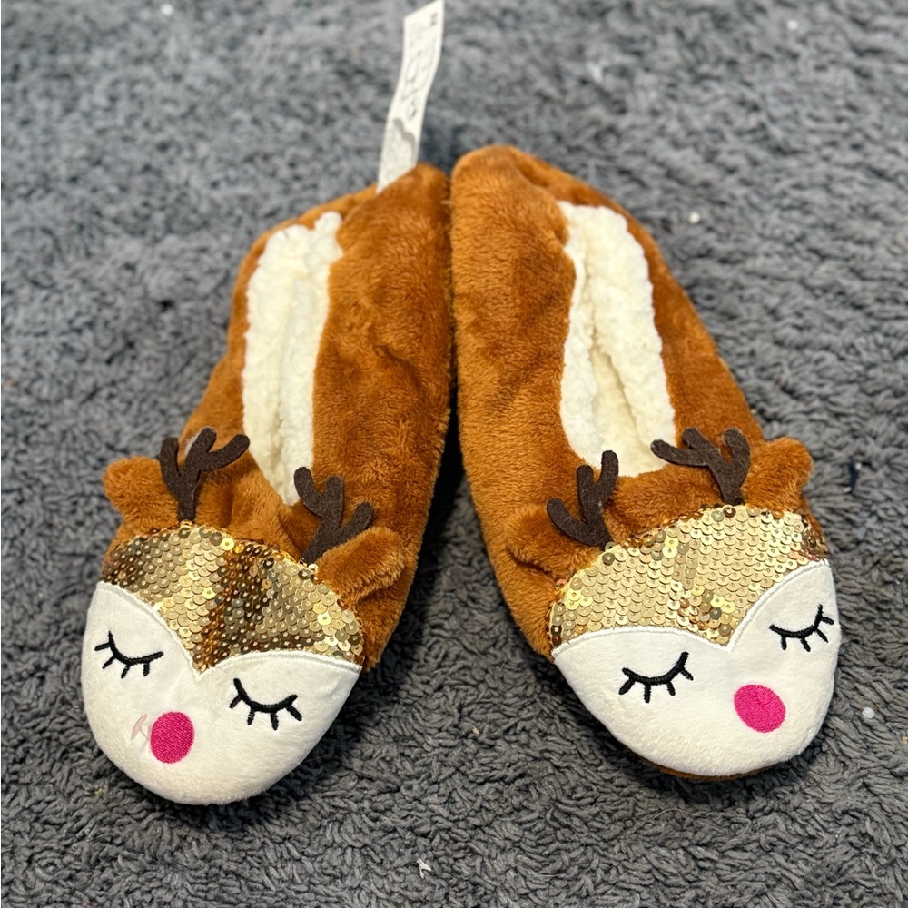 NWT peat of Fuzzy Bubba beautiful reindeer designed slipper socks